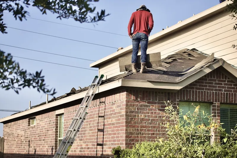 Professional roofer working on a residential roof in Colmar